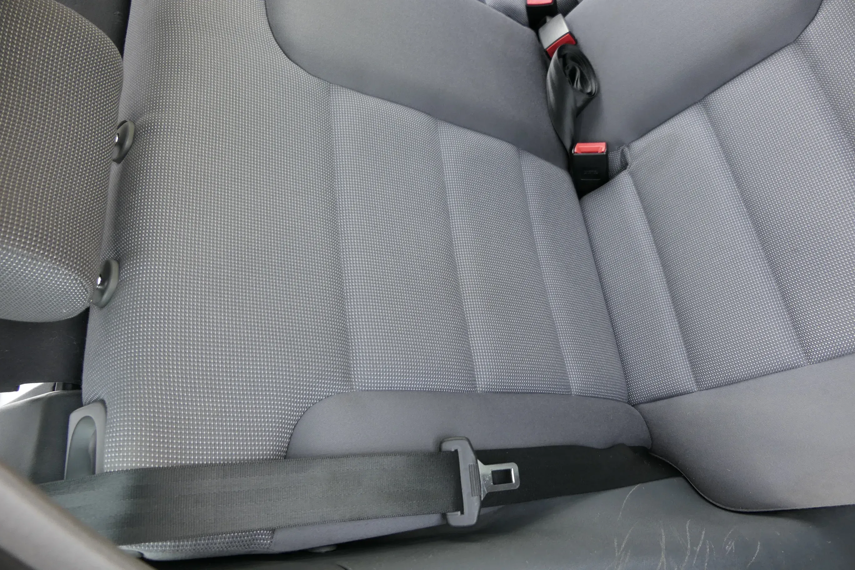 Audi A3 8L Sitz Sitze hinten Rückbank Rücksitzbank Sitzfläche mit 2 Kopfstützen - Bild 1