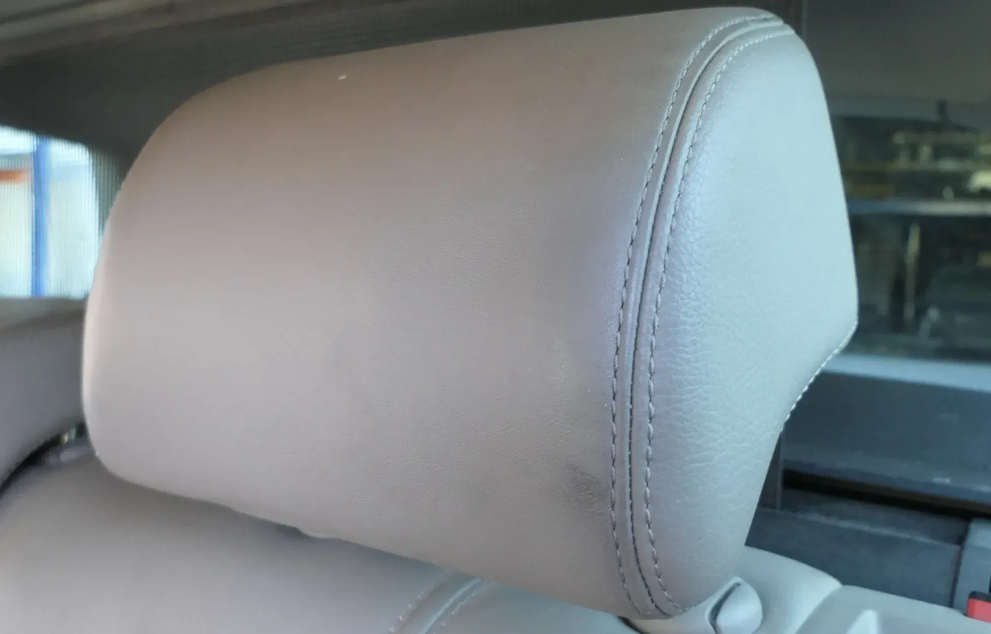 VW Passat 3C Kopfstütze Sitz hinten rechts o. links Leder latte macchiato braun - Bild 1
