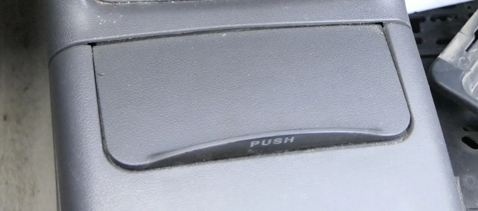 Seat Ibiza 6K Cordoba Vario Aschenbecher Zigarettenanzünder vorne  Facelift - Bild 1