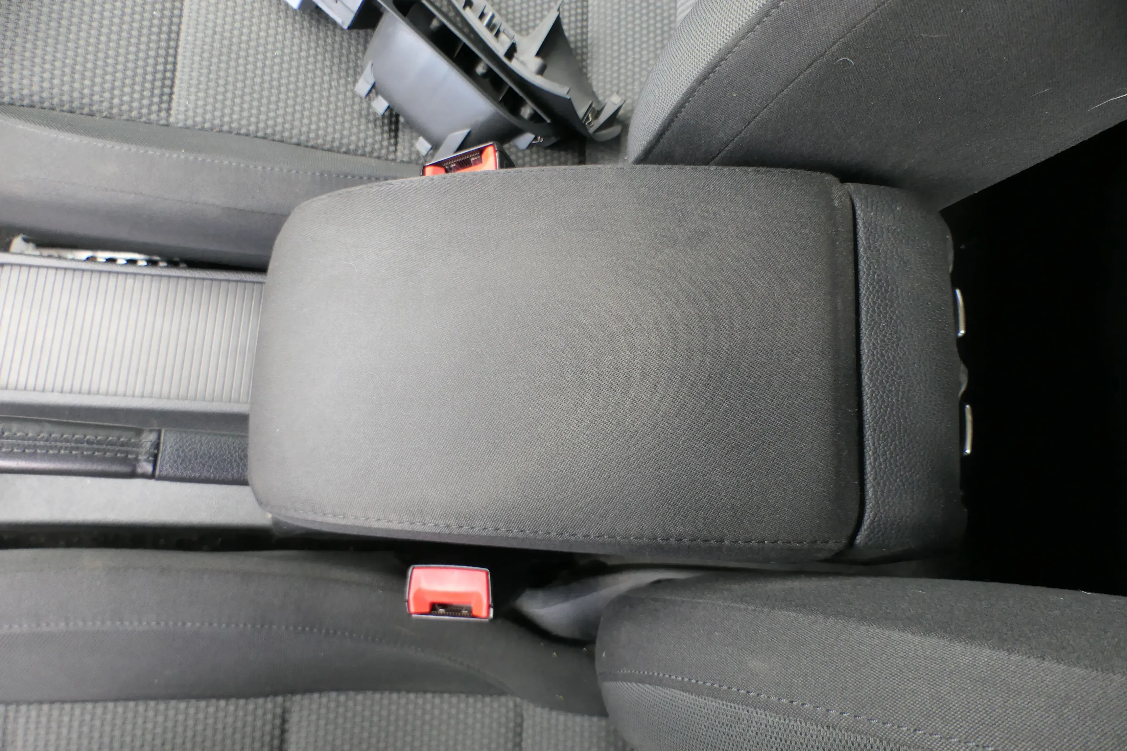 Golf 6 5K Mittelarmlehne Armlehne Lehne Mitte Original verschiebar zum nachrüst - Bild 1
