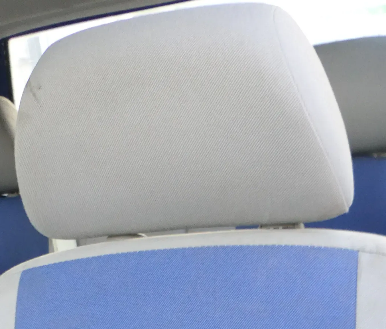 1x VW Polo 6N2 Lupo Sitz Kopfstütze vorne rechts oder links vorn - helles grau - Bild 1