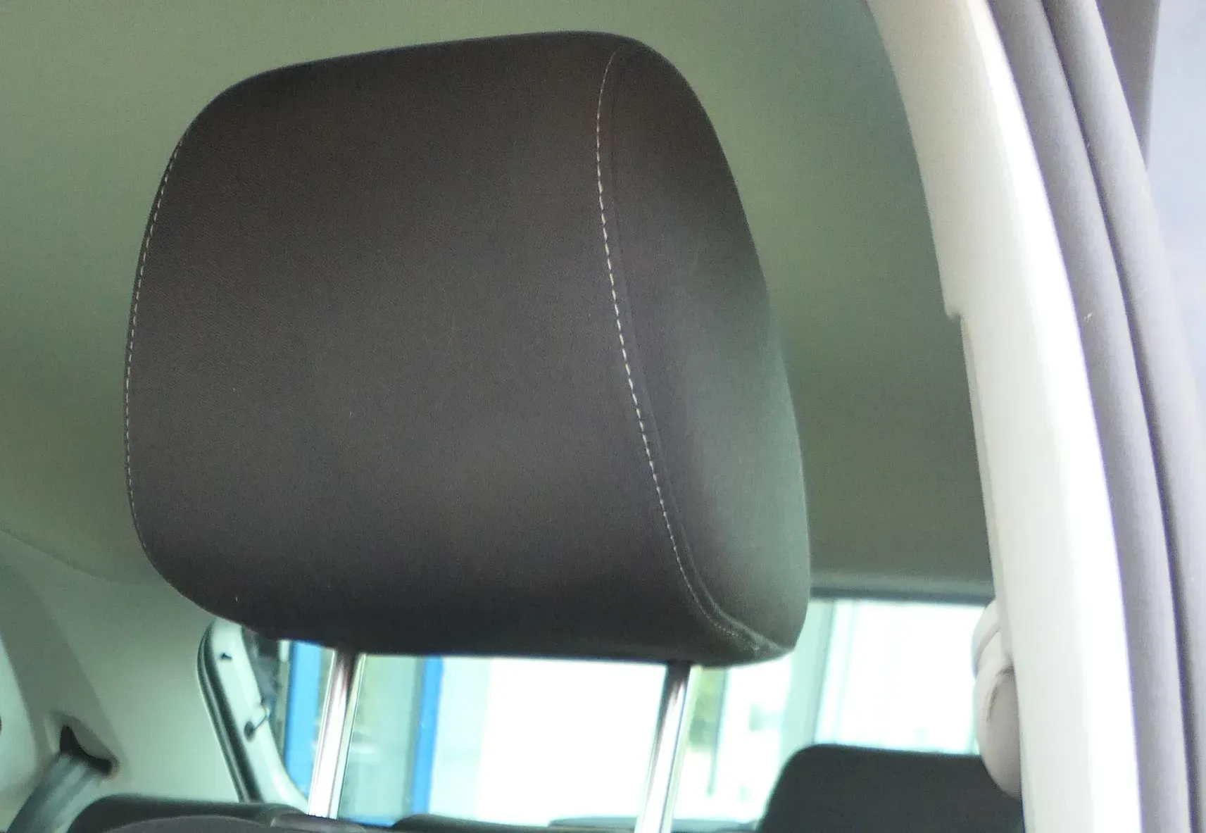 1x VW Polo 6R Kopfstütze vorne vorn schwarz rechts oder links 6R0881901M YDK - Bild 1