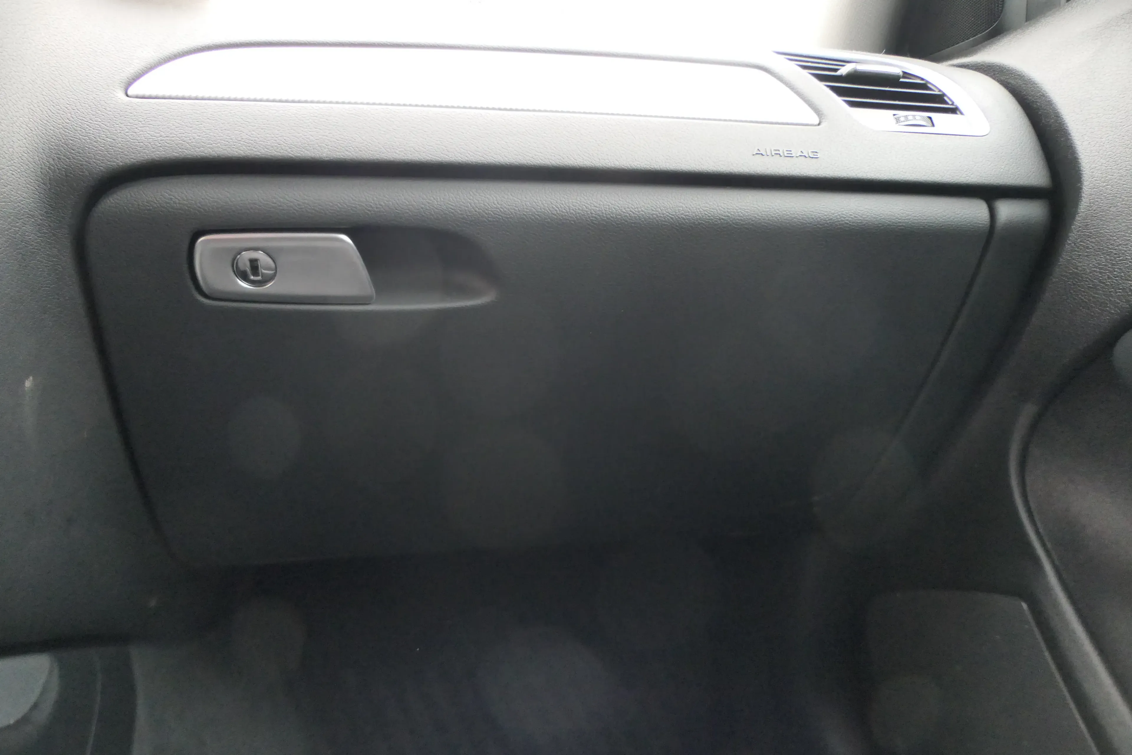 Audi A4 8K B8 Handschuhfach Griff Deckel Klappe schwarz soul - Bild 1