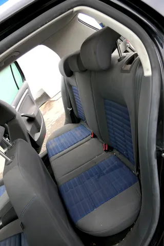 VW Golf 5 V Sitz Sitze hinten Rückbank Rücksitzbank 3 Punkt Lehne blau Tour Kopf - Bild 1
