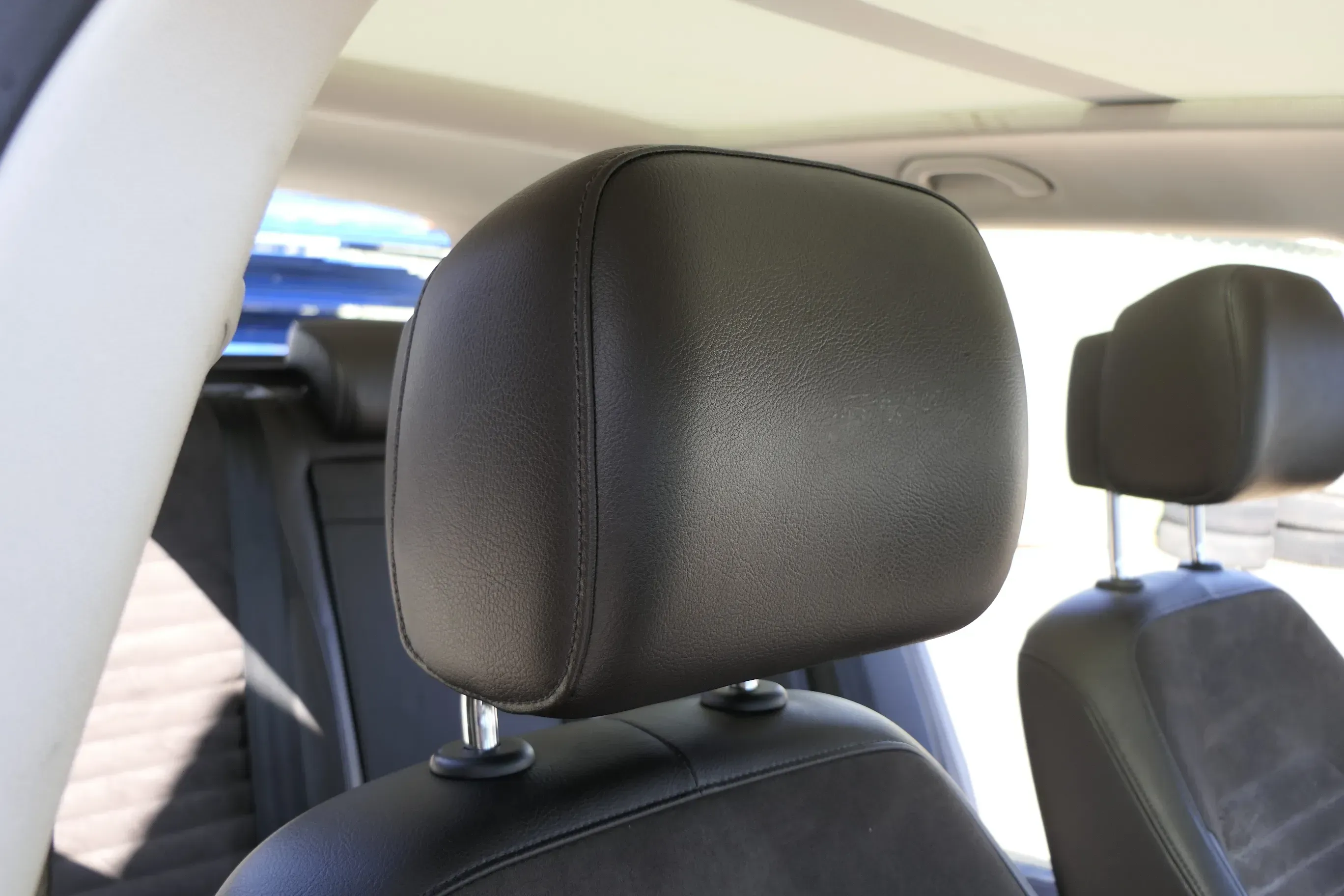1x VW Passat 3C B7 Kopfstütze Sitz Sitze vorne rechts oder links braun naturbrau - Bild 1