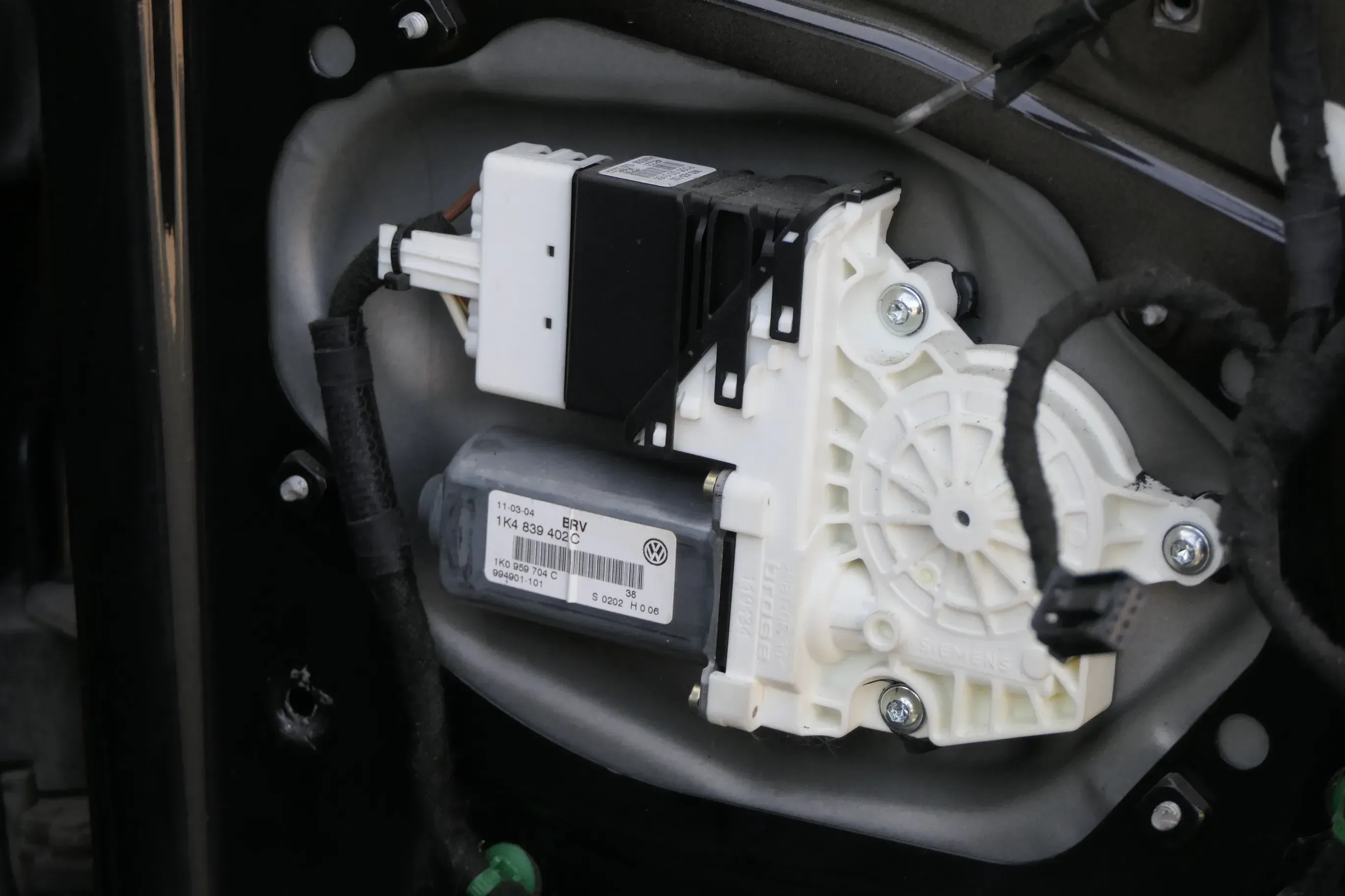 VW Golf 5 ektrischer Fensterheber Motor hinten rechts 1K4839402C 1K0959704F L03 - Bild 1