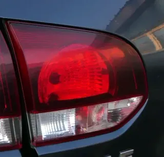 VW Golf 6 5K Rücklicht hinten links innen Rückleuchte original abgedunkelt - Bild 1