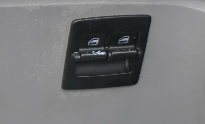 VW New Beetle Schalter elektrische Fensterheber 2-Fach links vorne - etwas abgen - Bild 1