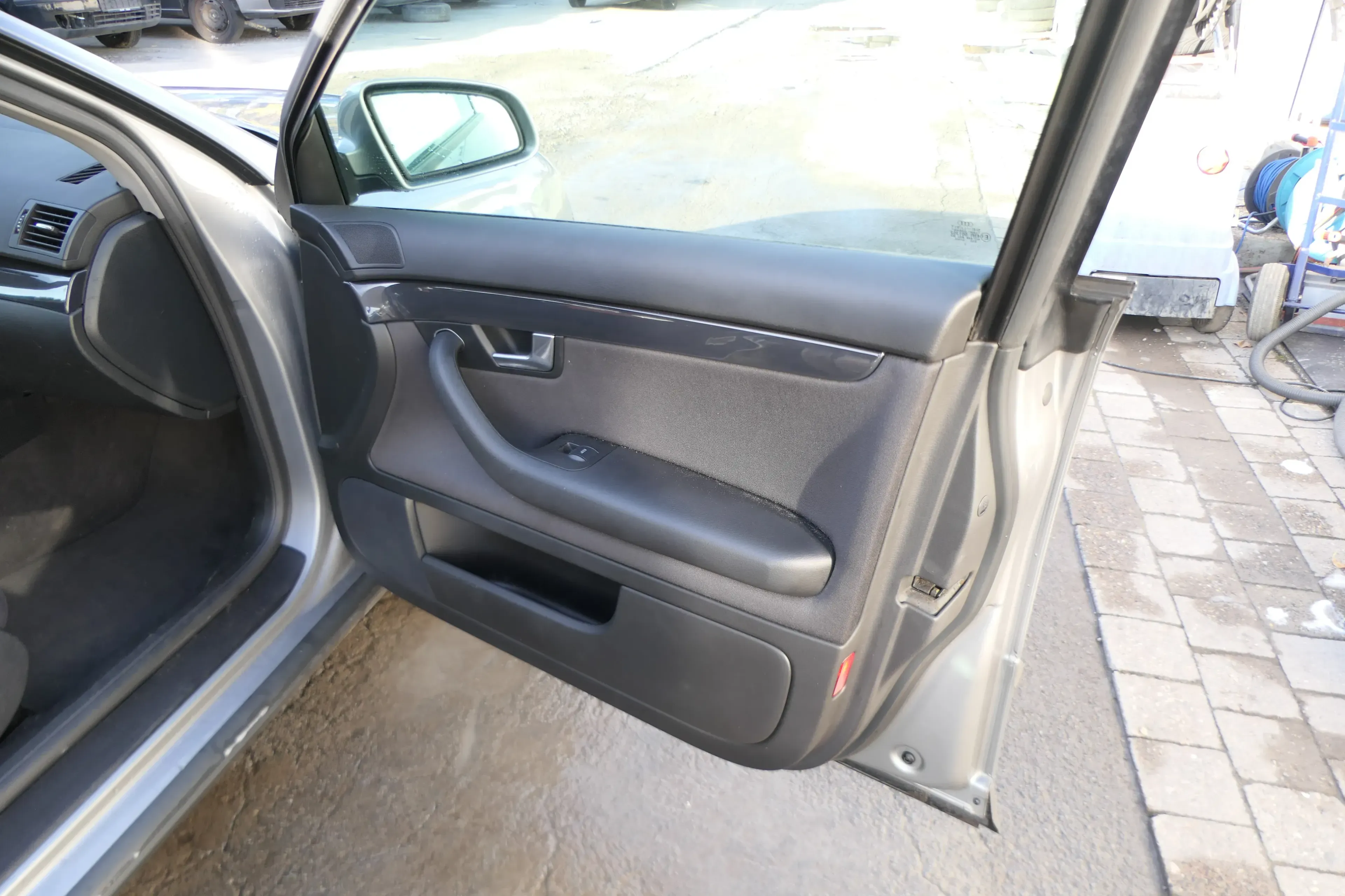 1x A4 8E B6 Türverkleidung Verkleidung Tür vorne rechts soul schwarz - Bild 1