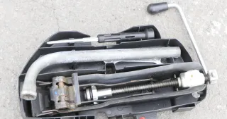 Golf Passat Bordwerkzeug Pannenset Wagenheber für Ersatzrad Notrad Schlüssel - Bild 1