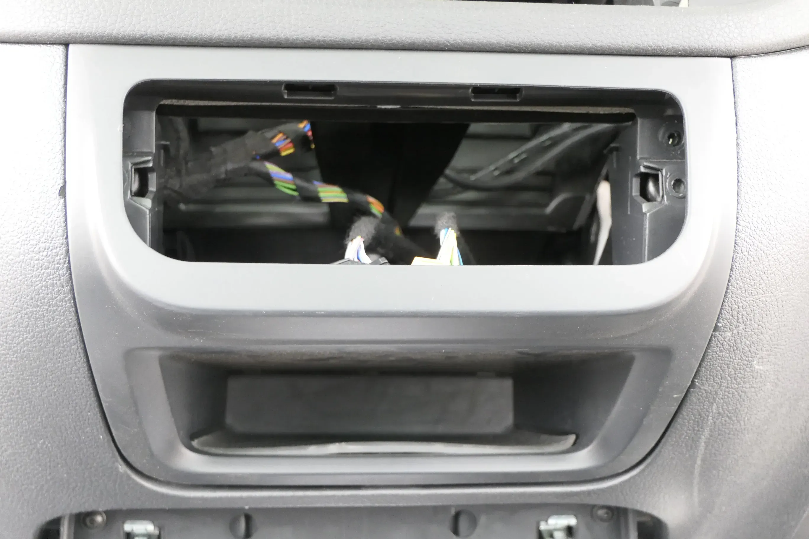 VW Golf 5M Plus Rahmen Blende Abdeckung Lüftung um Klimabedienteil Heizung - Bild 1