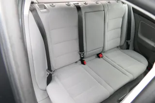 VW Golf 5 V Sitz Sitze hinten Rückbank Rücksitzbank 3 Punkt Gurt helles grau 108 - Bild 1