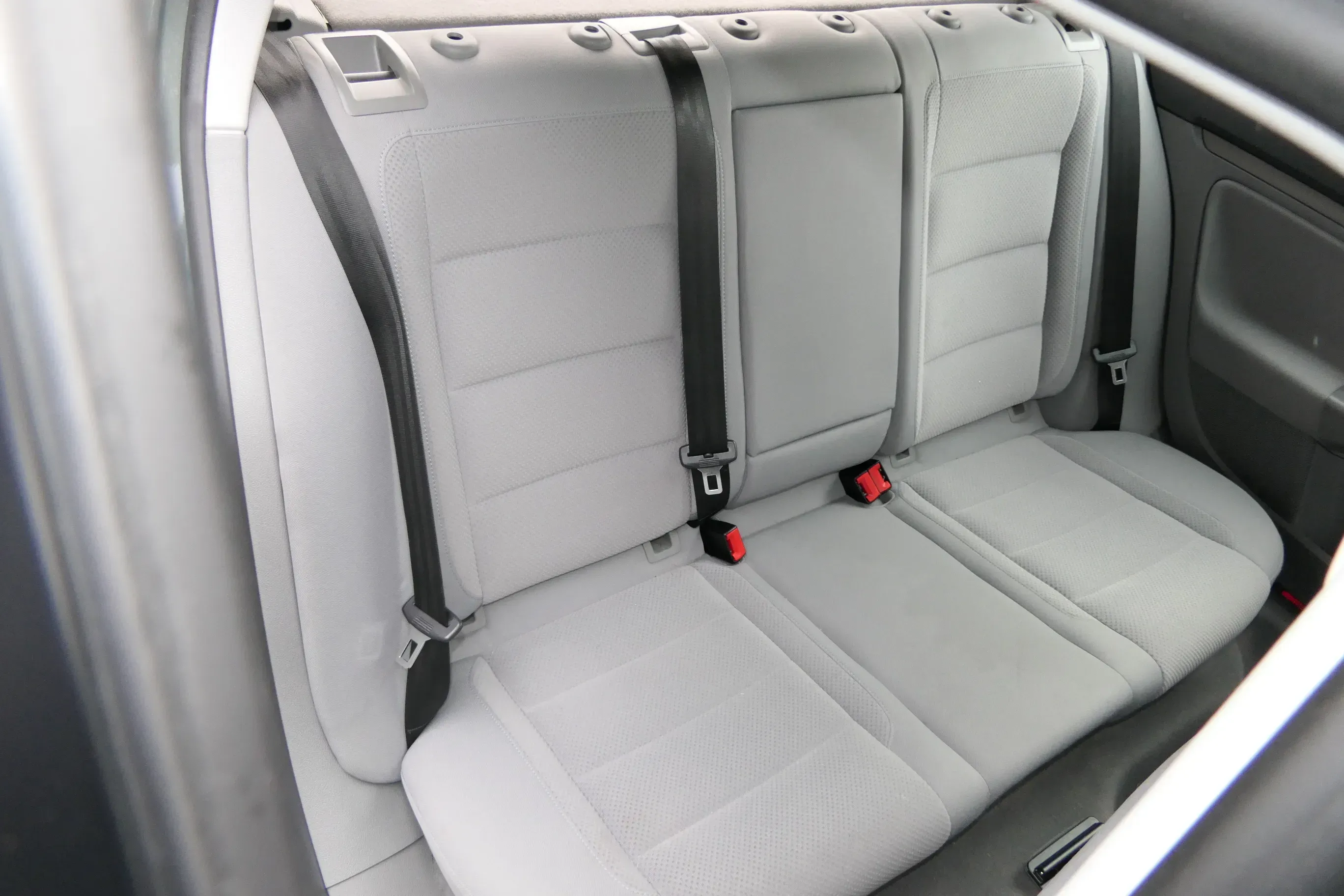 VW Golf 5 V Sitz Sitze hinten Rückbank Rücksitzbank 3 Punkt Gurt helles grau 108 - Bild 1