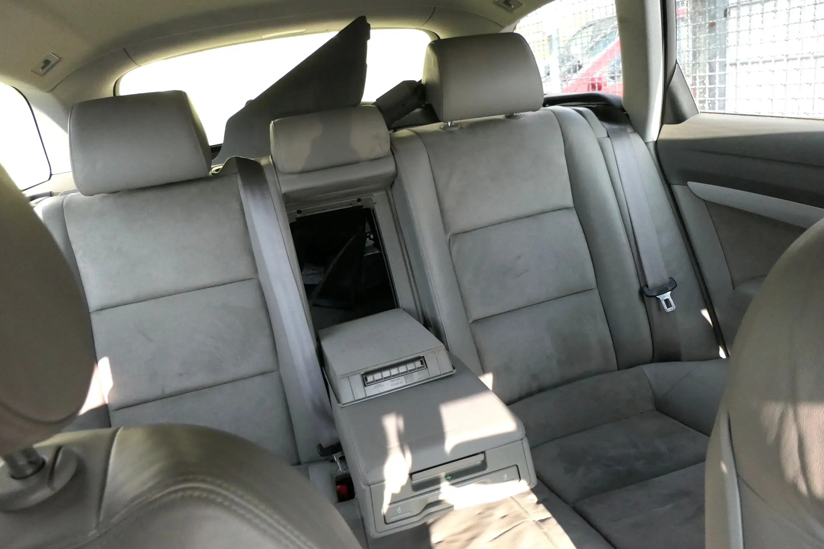 Audi A6 4F C6 Sitz Rückbank Rücksitzbank hinten 3-Punkt-Gurt Leder platin-Hell g - Bild 1