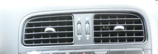 VW Polo 6R Lüftungsdüse Düse Lüftung vorne in der Mitte - Bild 2
