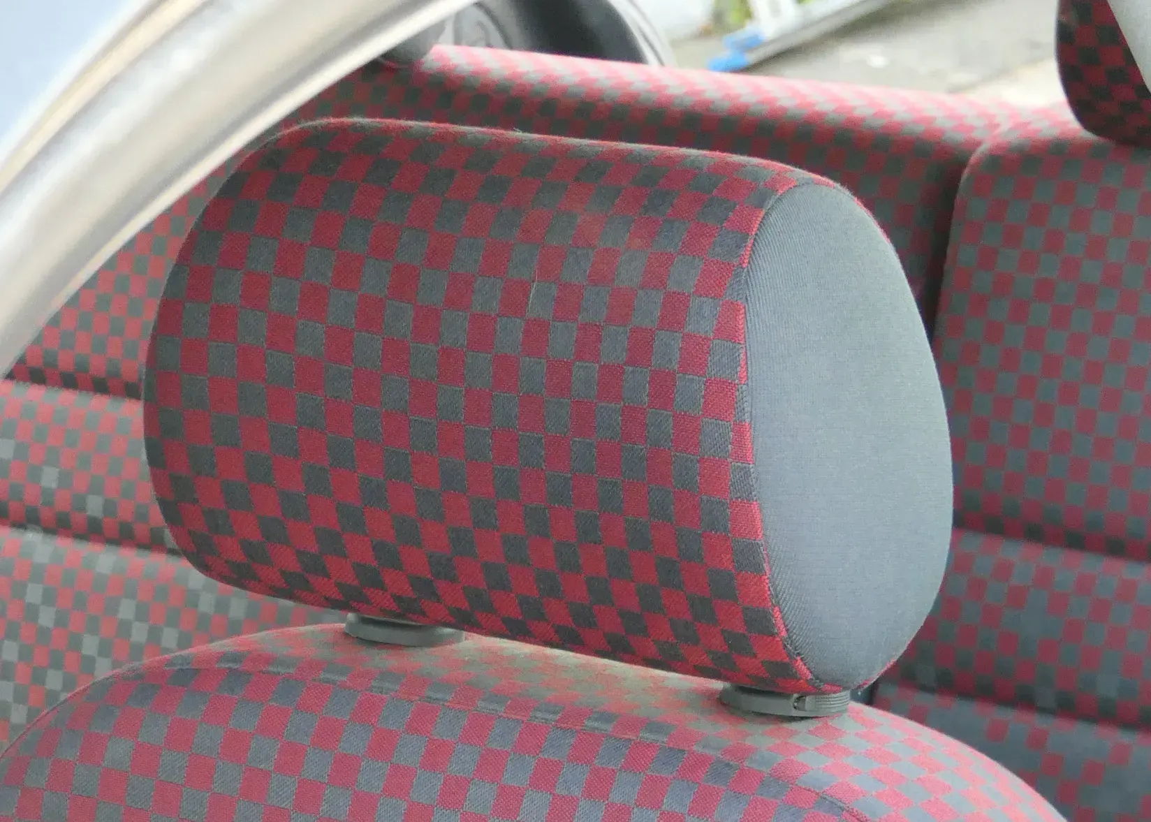 1x Audi A3 8L Kopfstütze vorne oder hinten (rechts / links) rot - Bild 1