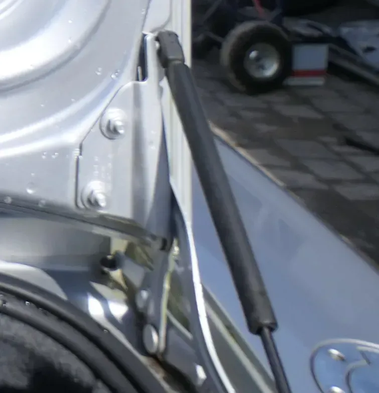 1x Audi TT Roadster 8N Dämpfer Heckklappe hinten rechts Scharnier silber LY7W - Bild 1
