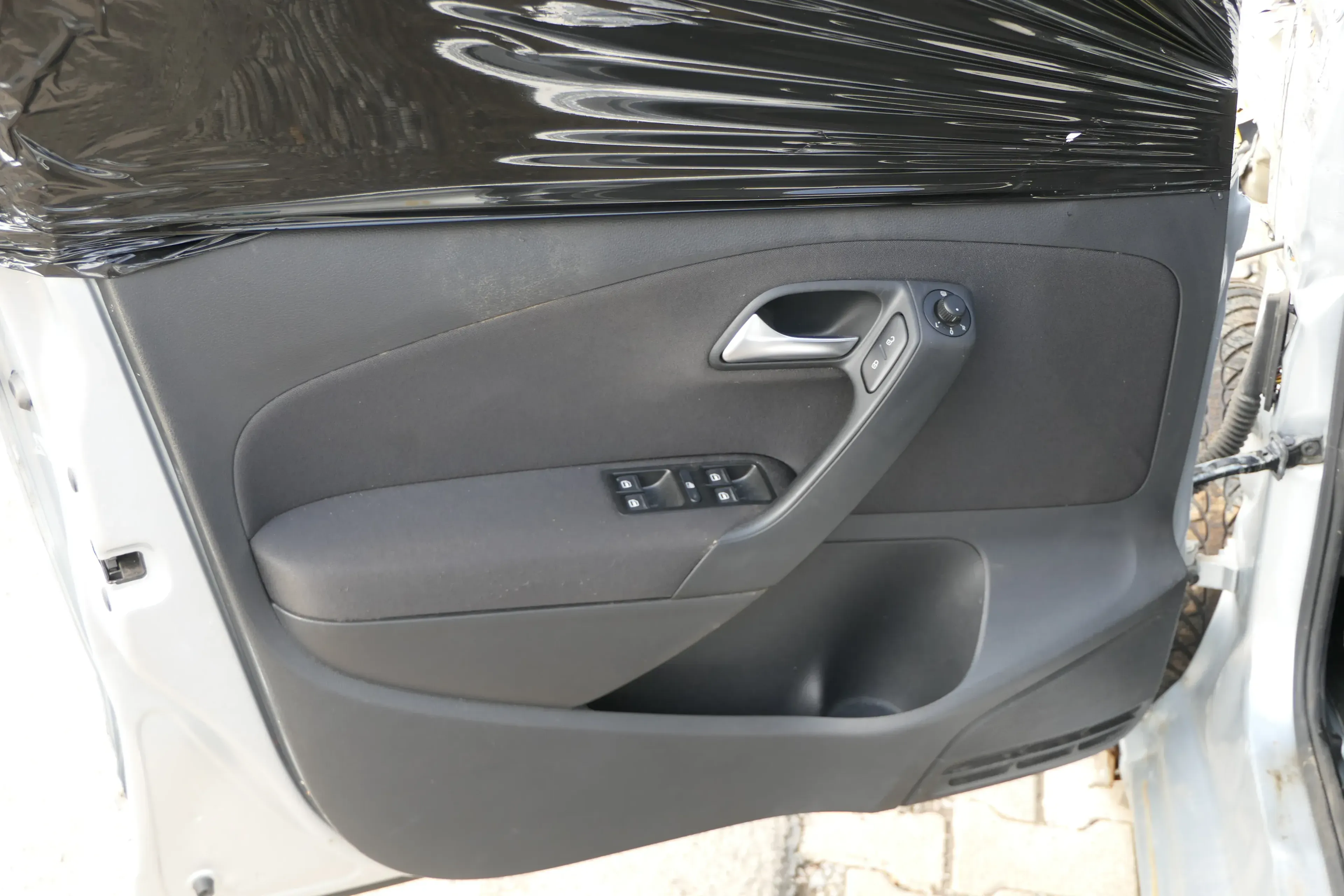 VW Polo 6R 1x Türverkleidung Verkleidung Tür 4/5-Türer vorne links schwarz - Bild 1