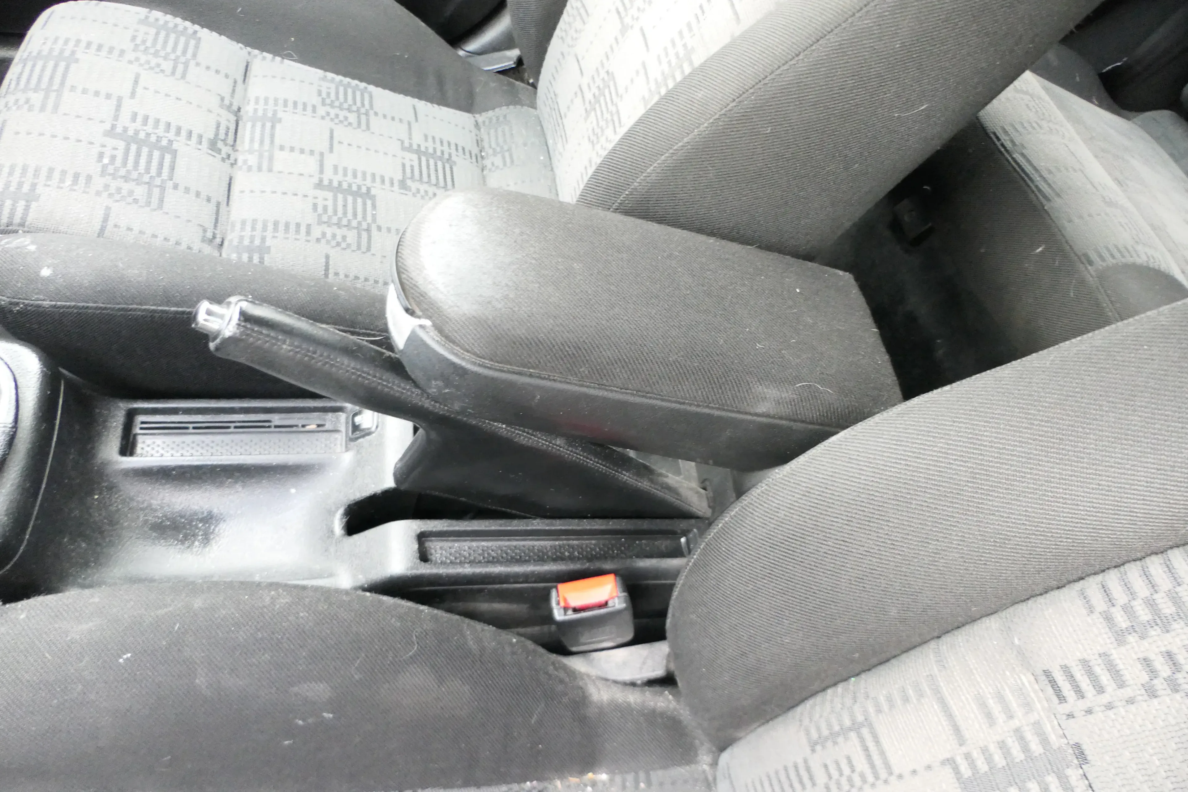 VW Passat 3B Mittelarmlehne Armlehne Lehne Mitte Original schwarz zum nachrüstem - Bild 1