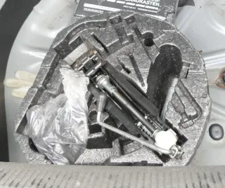 VW Jetta 1K Bordwerkzeug Pannenset Wagenheber Abschleppöse Schlüssel - Bild 1