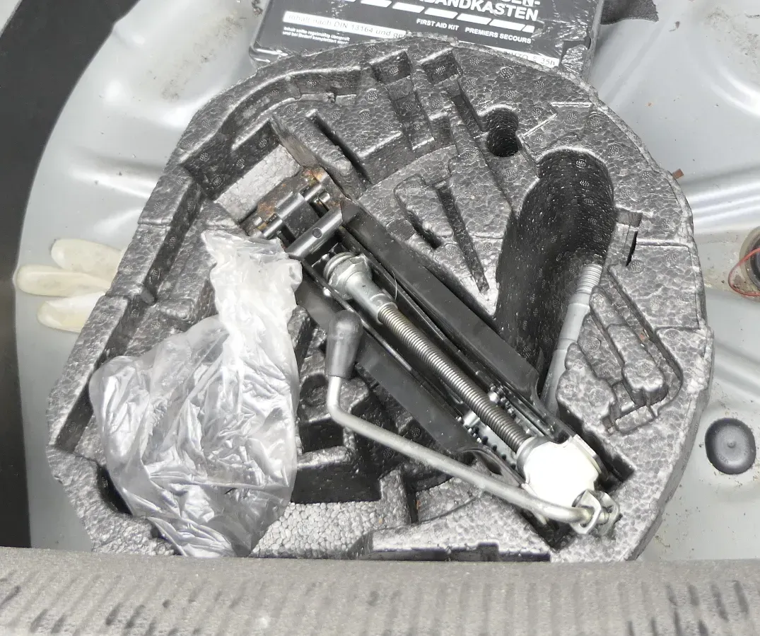 VW Jetta 1K Bordwerkzeug Pannenset Wagenheber Abschleppöse Schlüssel - Bild 1