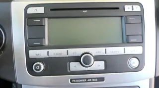 Passat 3C Mittelkonsole Verkleidung Radio Klappe Abdeckung Dekor silber/schwarz - Bild 5