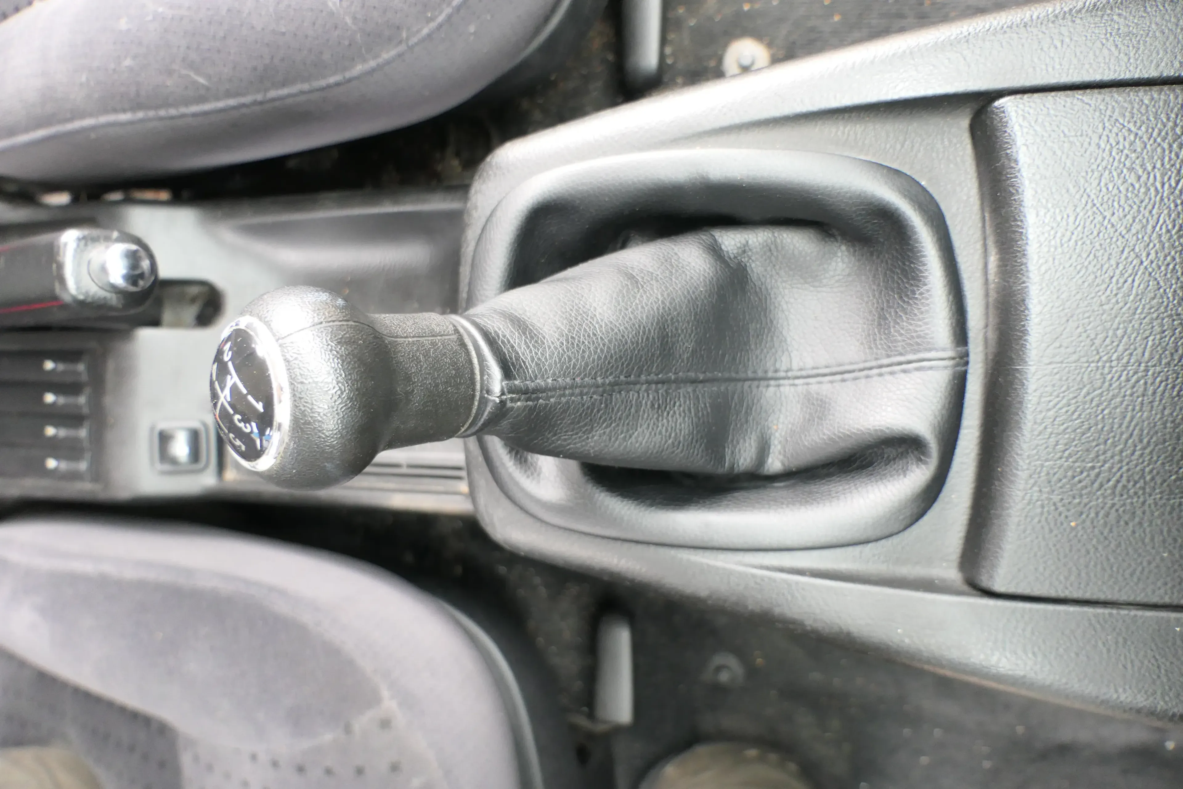 VW Passat 3B 3BG Schaltknauf Schaltsack Schaltung Schaltknüppel 5-Gang Leder - Bild 1