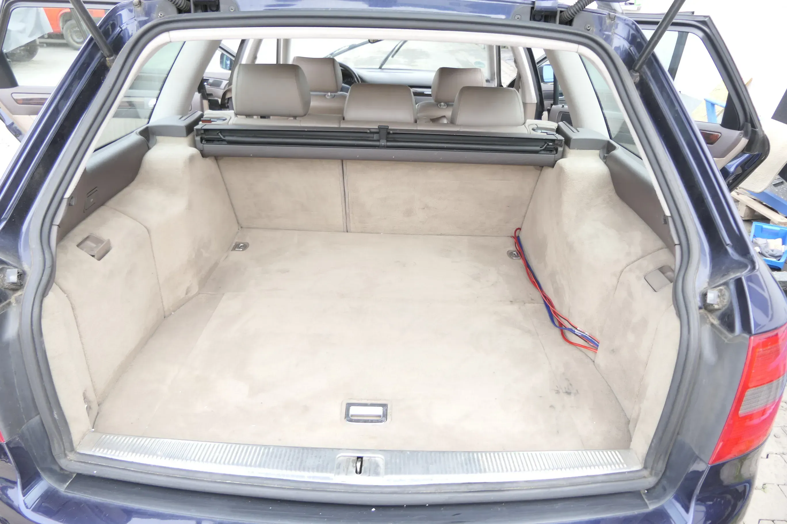 Audi A6 4B Avant Kombi Teppich Kofferraum Kofferraumteppich melange beige - Bild 1