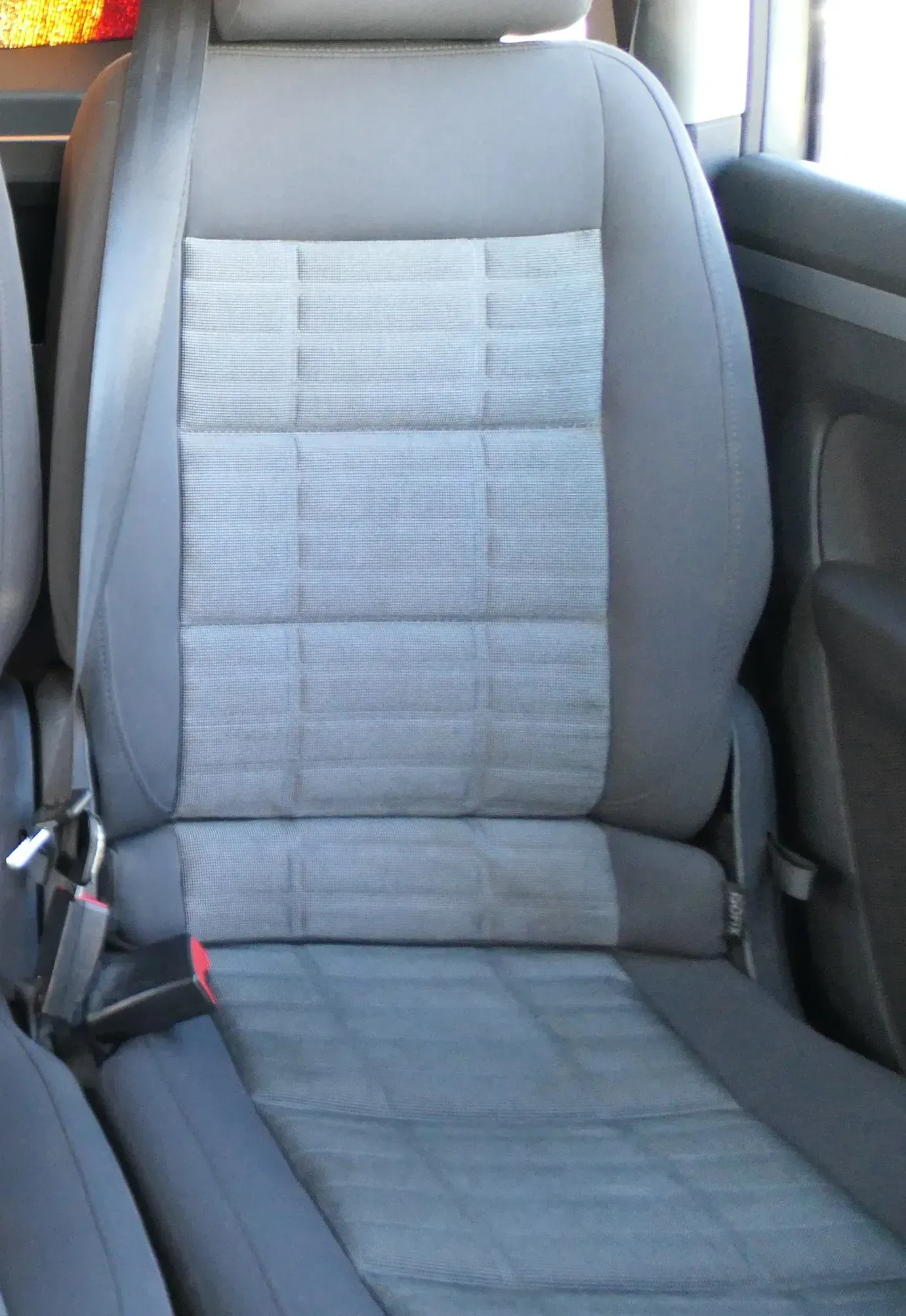 VW Touran Sitz hinten links dunkel anthrazit (hinter Fahrersitz) Rücksitz Isofix - Bild 1