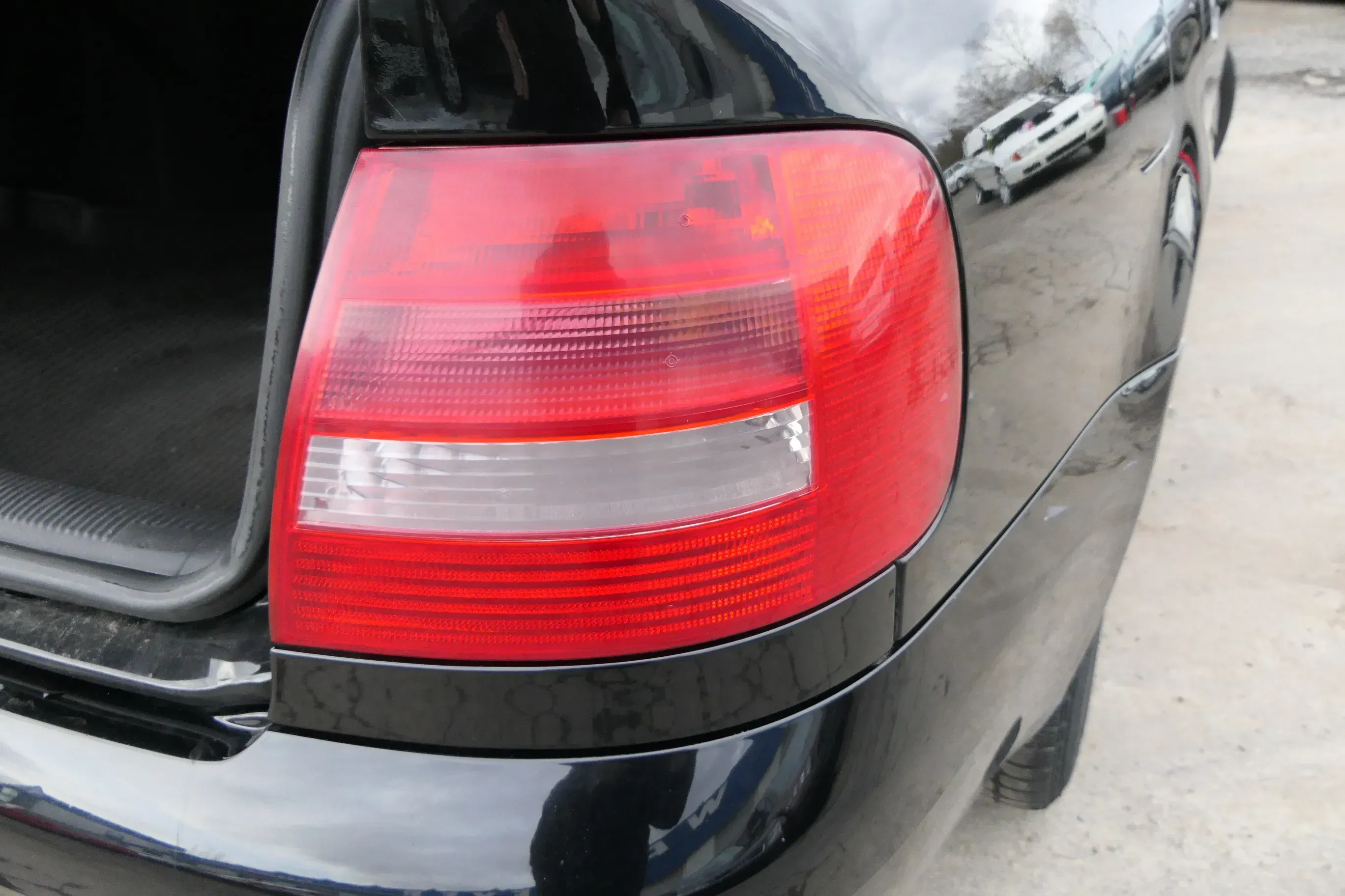 Audi A4 B5 Limousine hinten rechts Rückleuchte original Facelift 8D0945096F - Bild 1