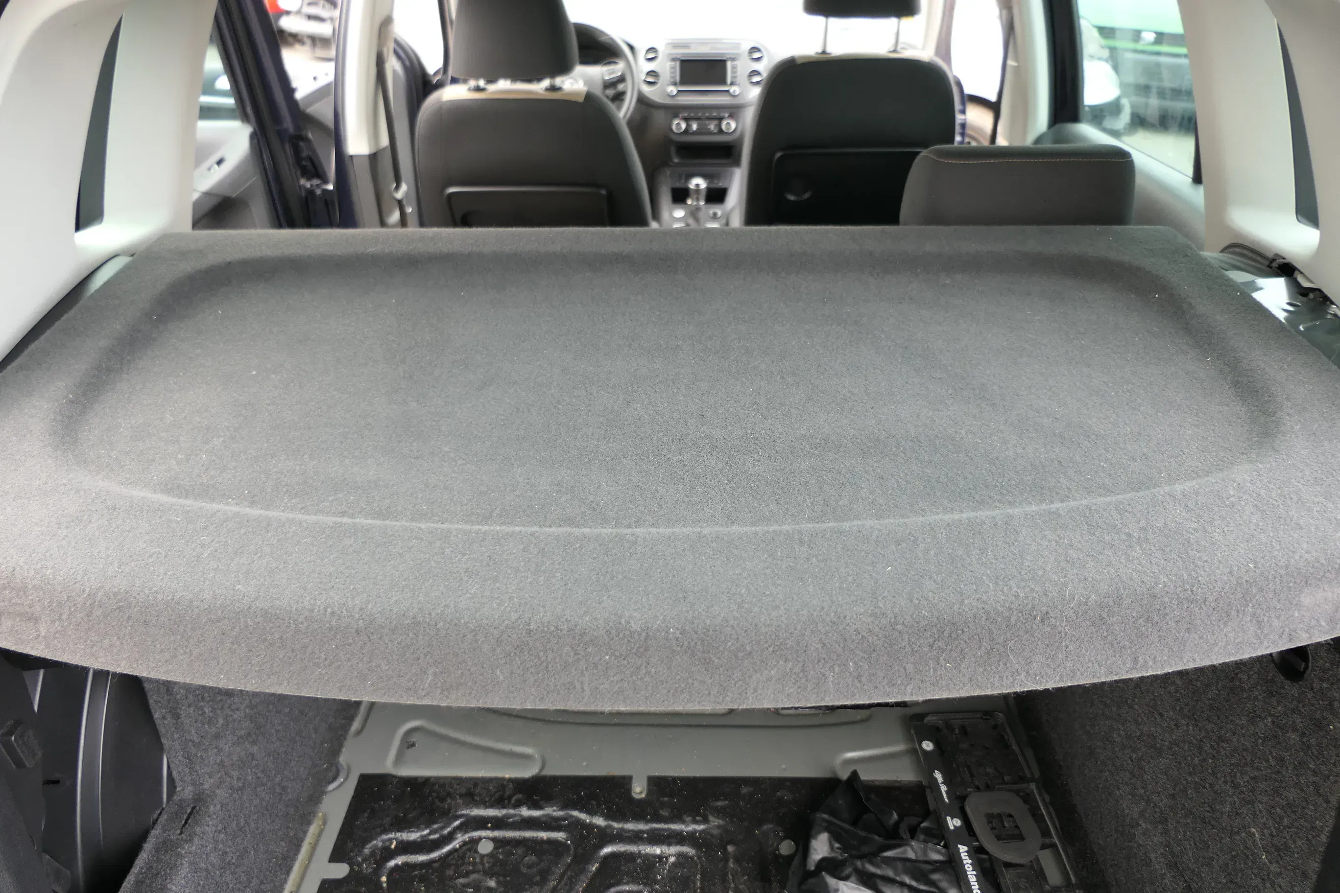 VW Tiguan 5N Hutablage Abdeckung Kofferraum schwarz hinten 5N0867769L - Bild 1