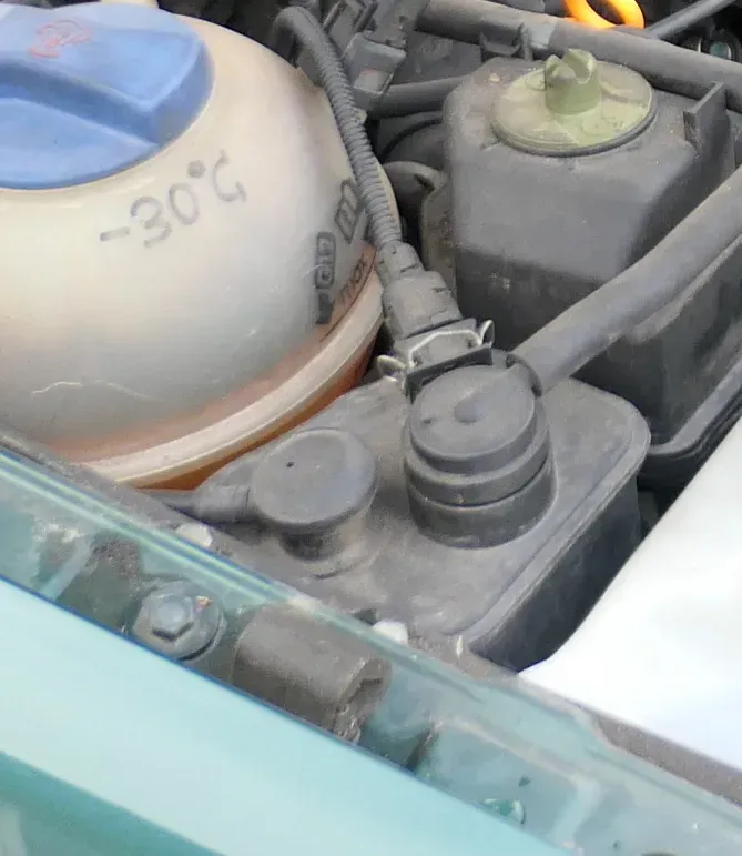 VW Golf Octavia Aktivkohlefilter Aktivkohlebehälter 1J0201801C Druckventil eckig - Bild 1