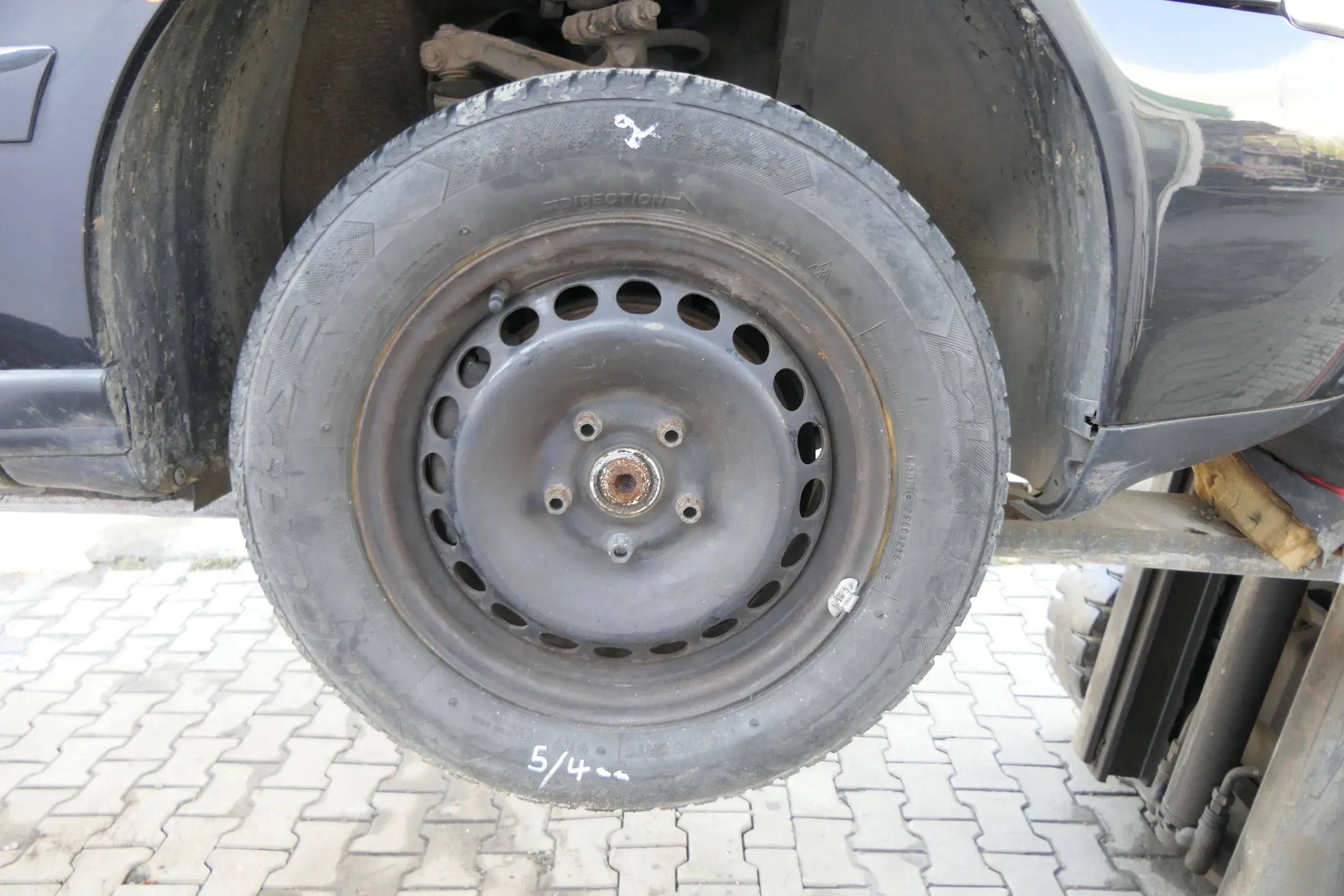 2x A4 B5 A6 4B Passat 3BG Felgen Reifen Winterreifen M+S 195/65 R15 91H ca.4-5mm - Bild 1