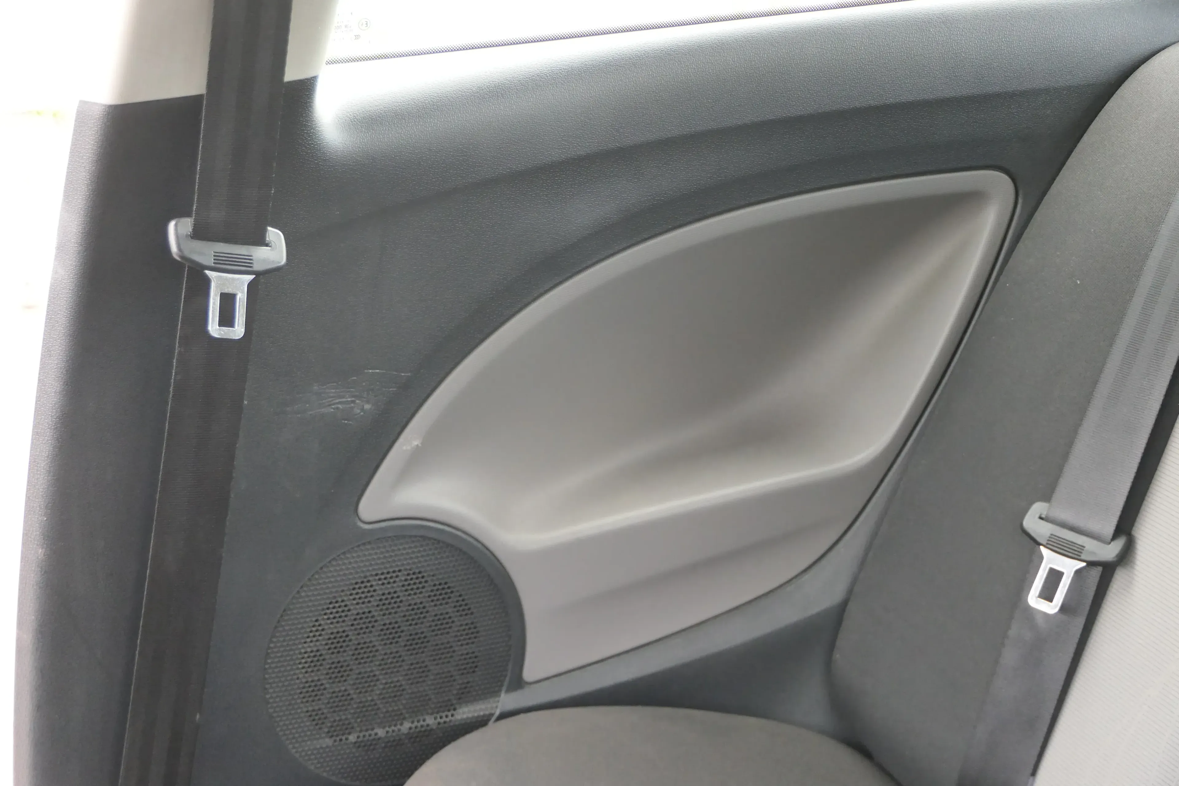 Seat Ibiza 6J Verkleidung hinten rechts 2/3-Türer Seite - schwarz / grau - Bild 1