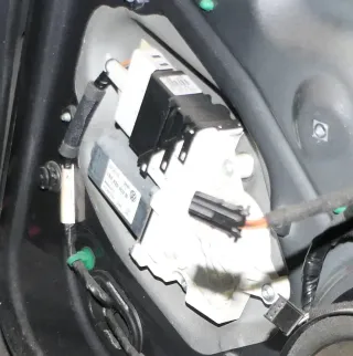 VW Jetta 1K ektrischer Fensterheber Motor hinten rechts 1K5839402B - Bild 1