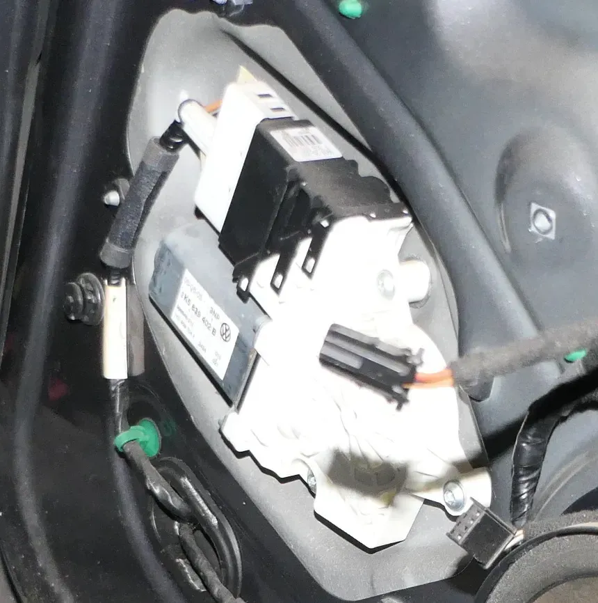VW Jetta 1K ektrischer Fensterheber Motor hinten rechts 1K5839402B - Bild 1
