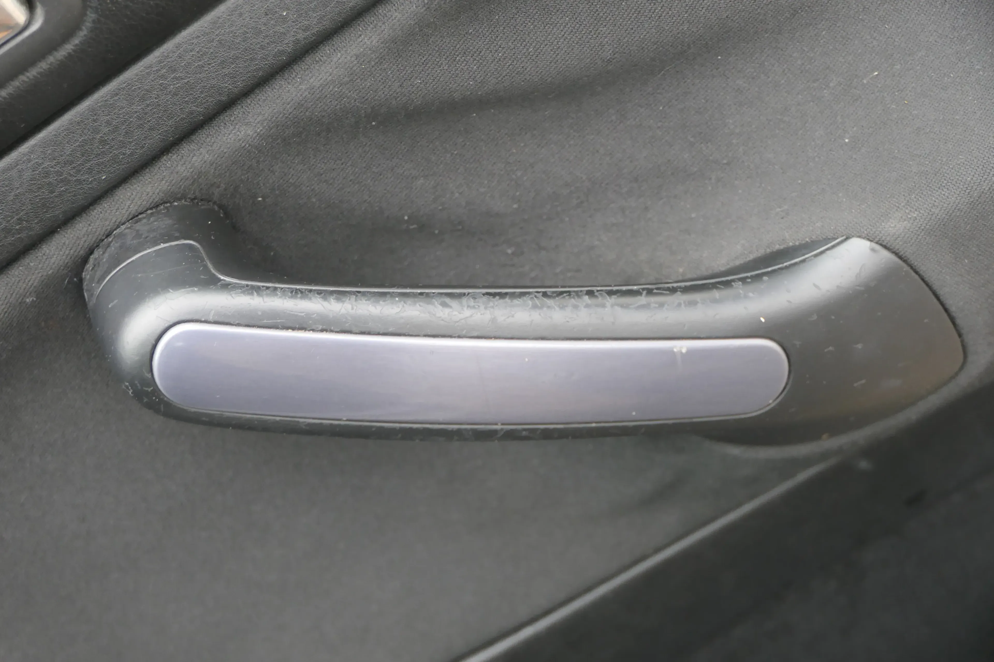 VW Golf 4 Abdeckung Dekor rechts vorne Griff grau lackiert - Bild 1