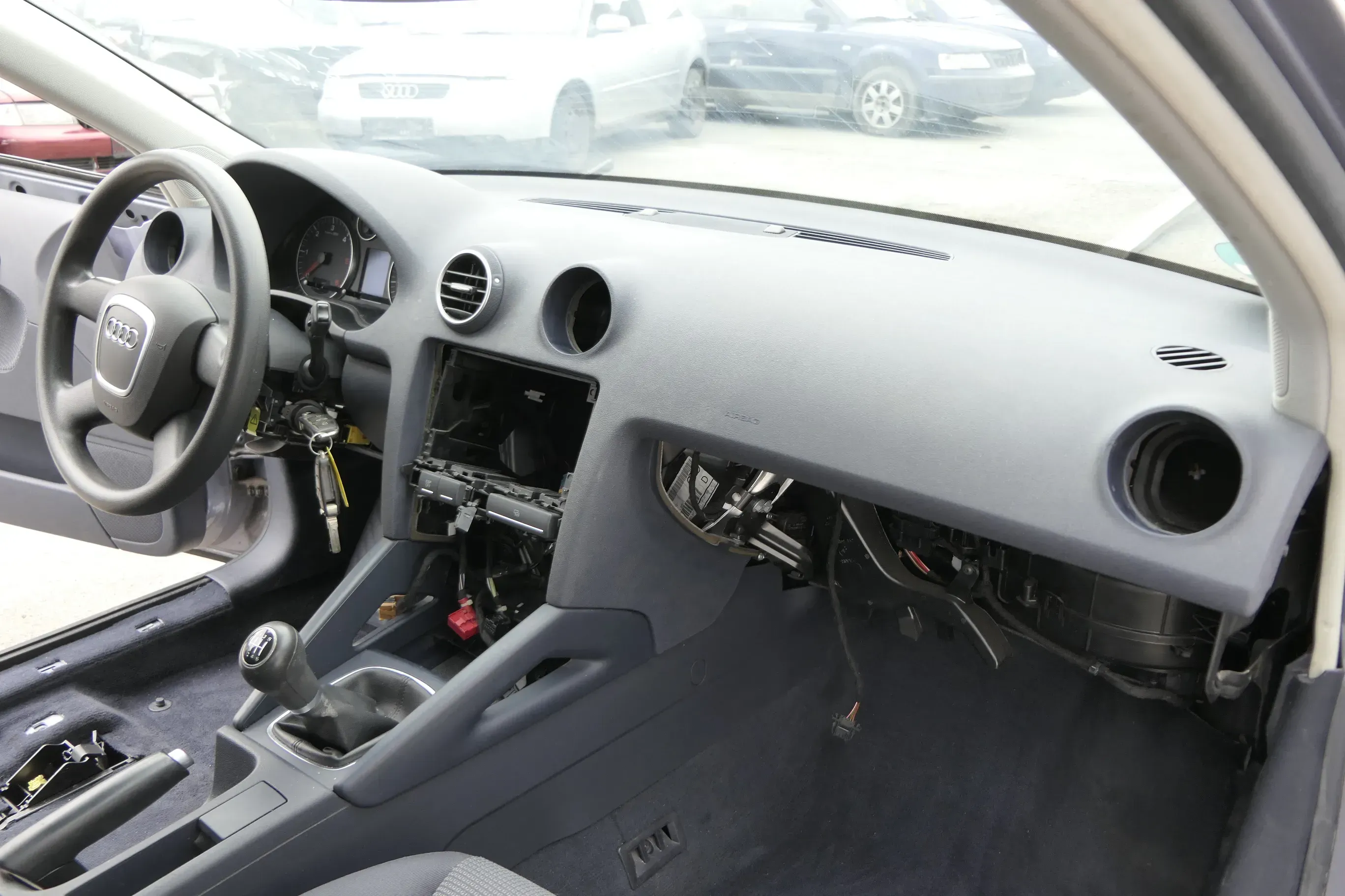 Audi A3 8P Armaturenbrett Cockpit Amaturbrett - ohne Anbauteile - blau - Bild 1