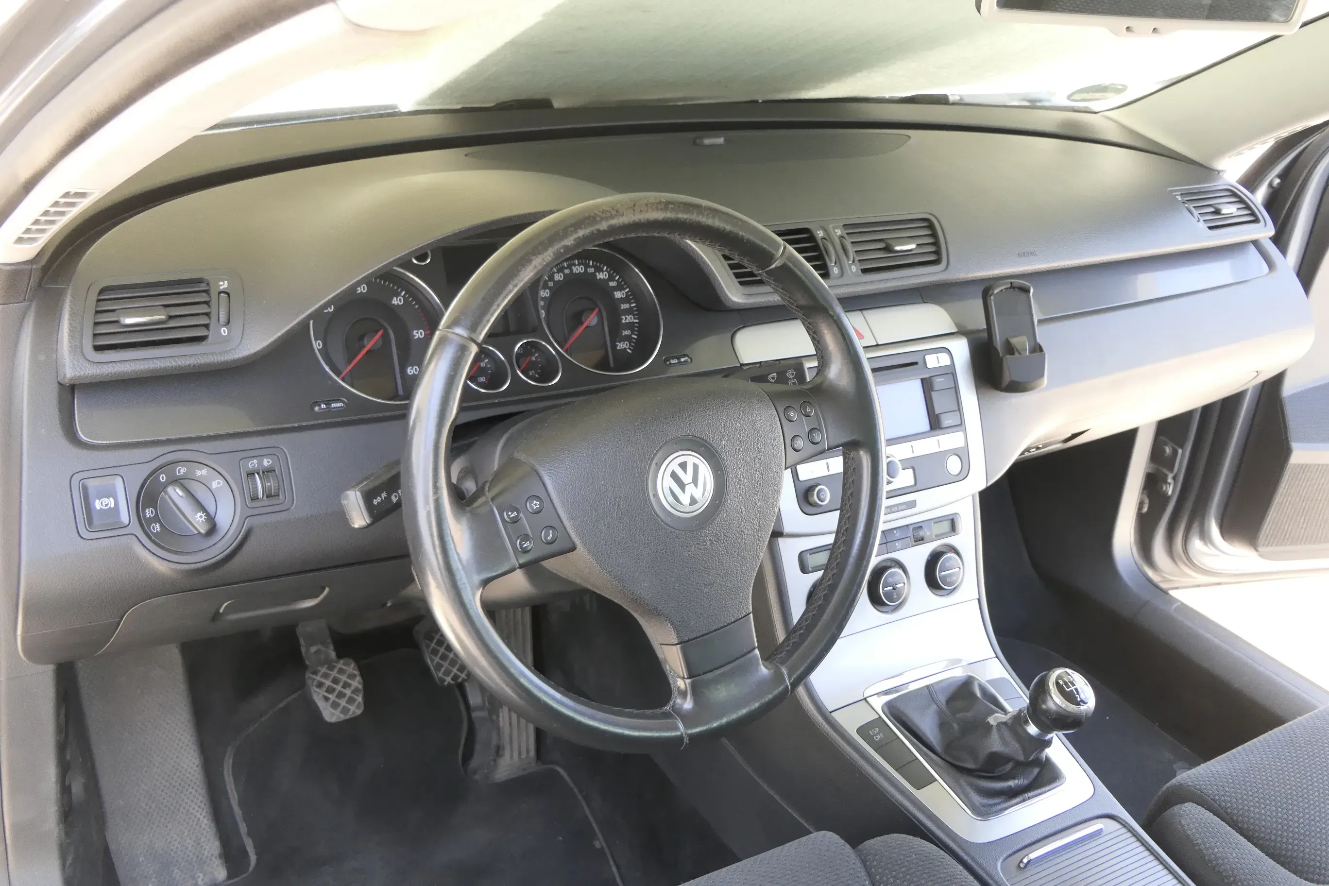 Passat 3C Mittelkonsole Verkleidung Radio Klappe Abdeckung Dekor silber/schwarz - Bild 1