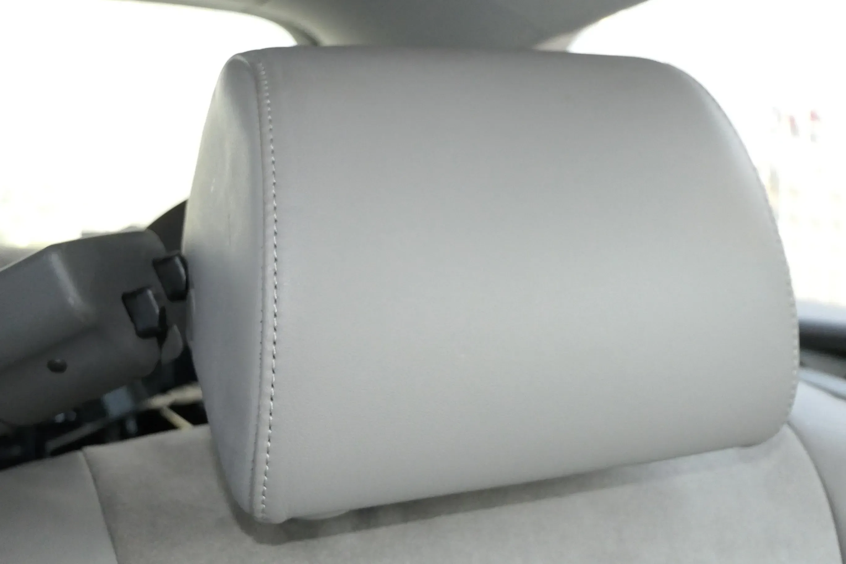Audi A6 4F C6 Kopfstütze hinten links Kopfstützen Leder platin-Hell (grau) 49A - Bild 1