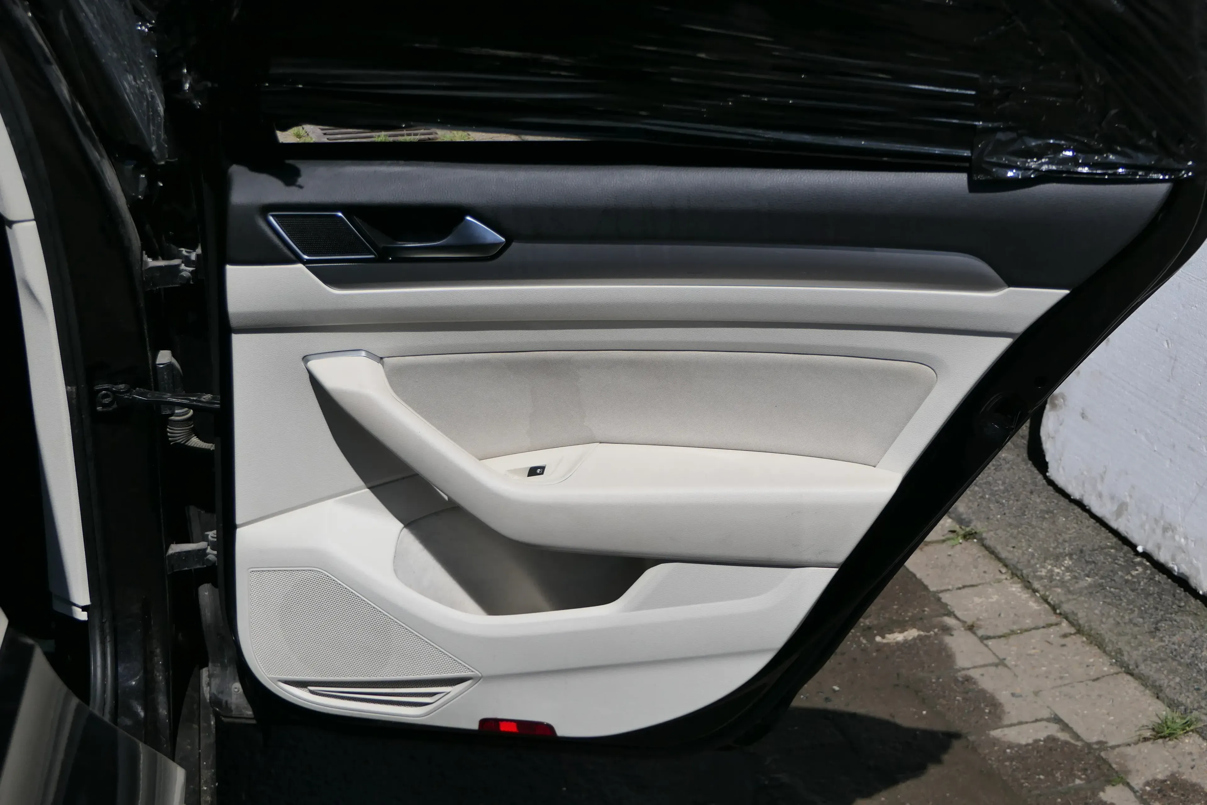 Passat 3C B8 3G 1x Türverkleidung Verkleidung Tür hinten rechts weiß St. Tropez - Bild 1