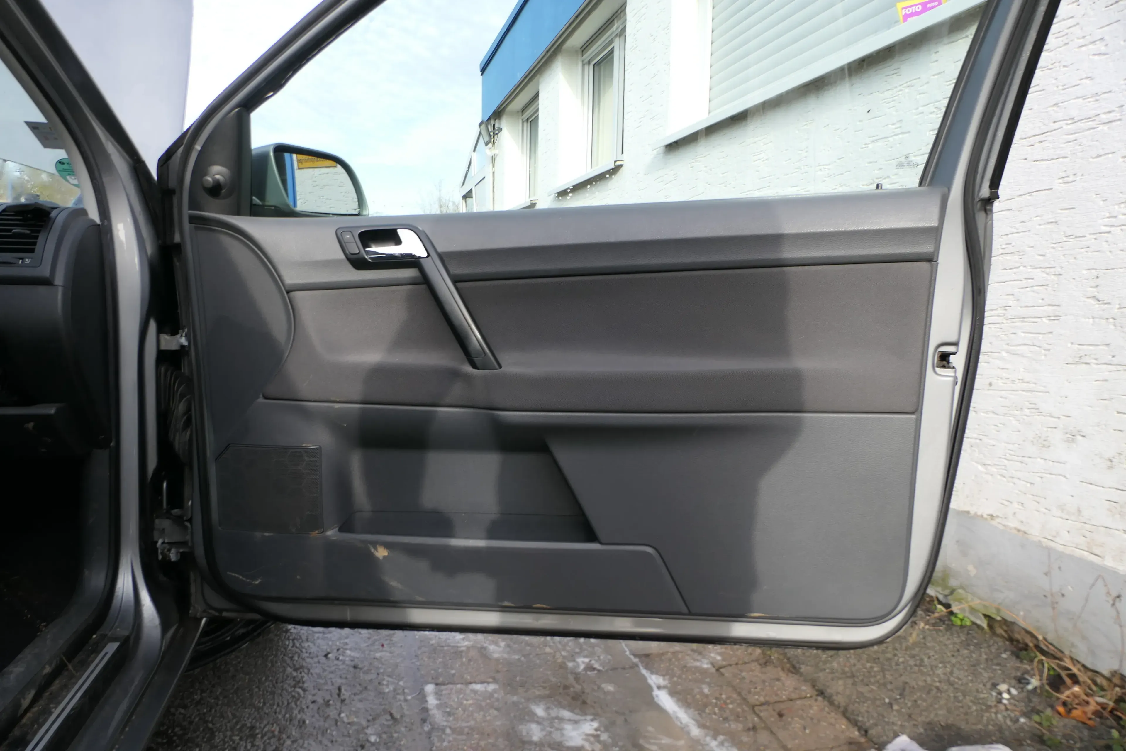 1x VW Polo 9N Türverkleidung Verkleidung Tür vorne rechts 2/3-Türer Griff Öffner - Bild 1