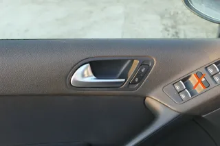 VW Tiguan 5N 1x Türverkleidung Verkleidung Tür vorne links schwarz - Bild 3