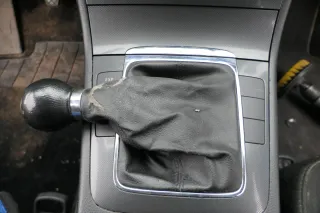 Passat 3C Mittelkonsole Verkleidung Klappe Abdeckung Dekor netzoptik schwarz mat - Bild 5