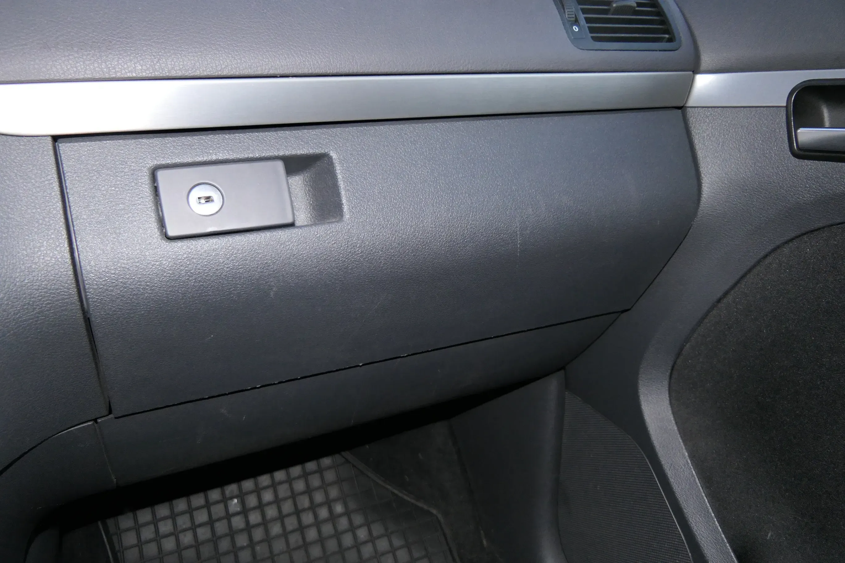 VW Touran Deckel Klappe für Handschuhfach anthrazit Handschuhfachdeckel - Bild 1