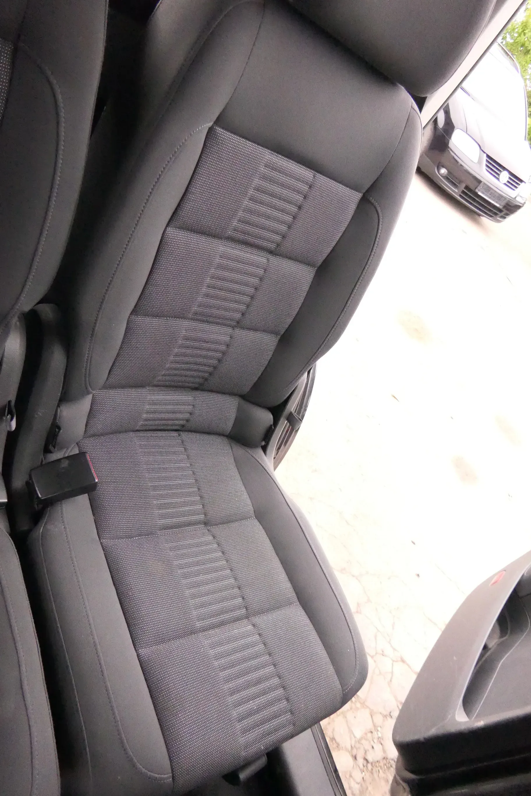 VW Touran Sitz hinten links anthrazit (hinterm Fahrersitz) Rücksitz - 111881 - Bild 1