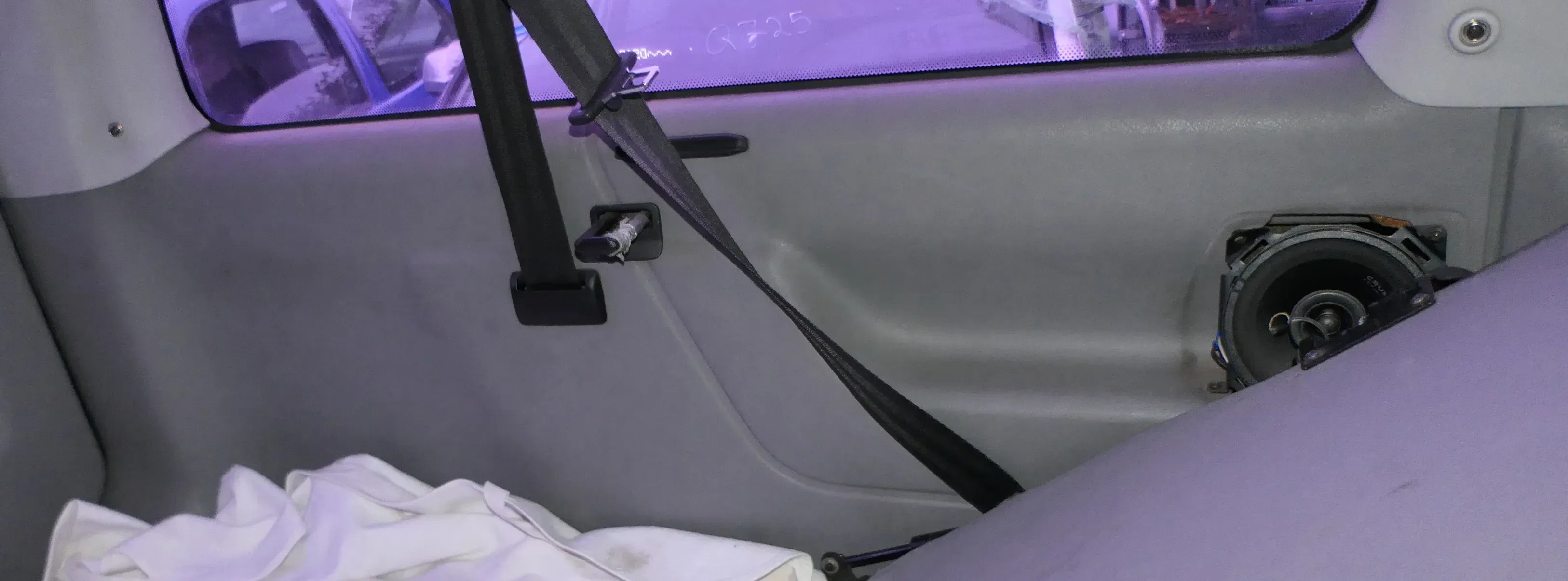 VW T4 Verkleidung Abdeckung Seite hinten links grau Multivan Klappe -ohneGurt - Bild 1