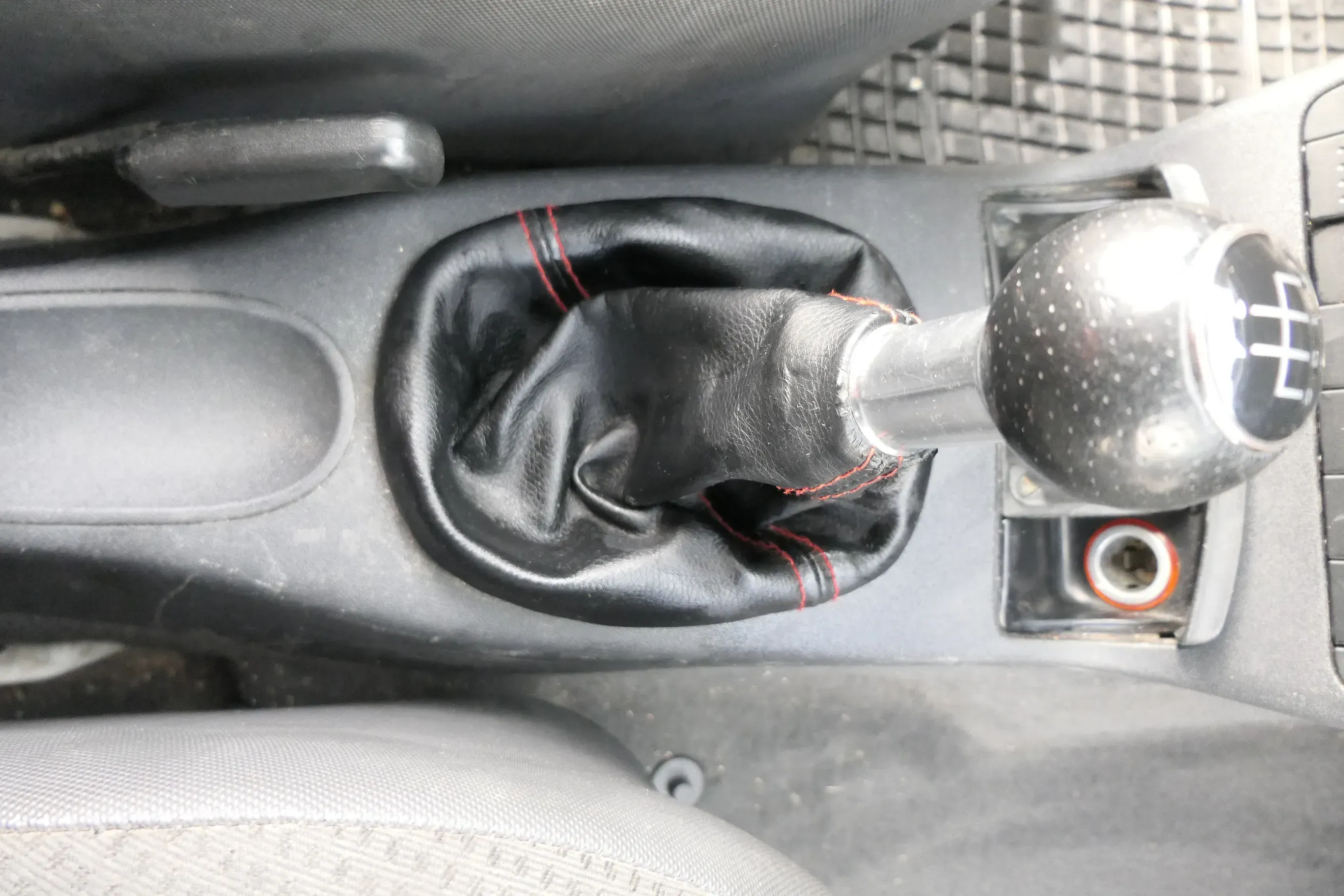 VW Lupo Polo 6N2 Schaltknauf Schaltsack Schaltknüppel schwarz rote Nähte - Bild 1