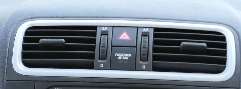 Skoda Fabia Roomster 5J Lüftungsdüse Düse Lüftung vorne in der Mitte 5J0820951C - Bild 1