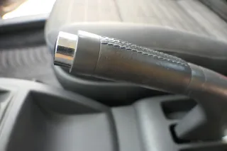 VW Polo 9N 9N3 Handbremse Feststellbremse schwarz Leder  blaue Nähte - Bild 3